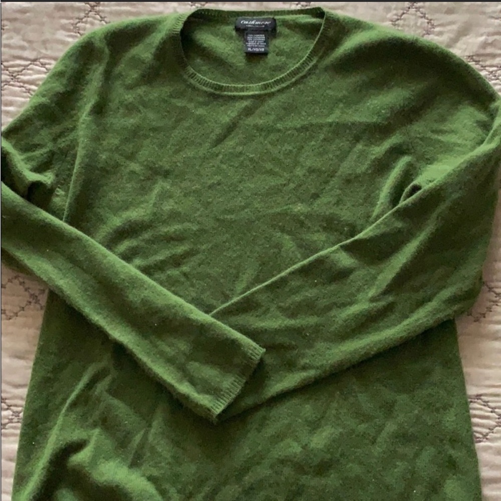Lord & Taylor 100% cashmere crewneck sweater